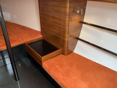 essence 33 interior 7d2